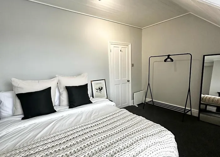 Luxury 5 Bed Salford Home Free Parking