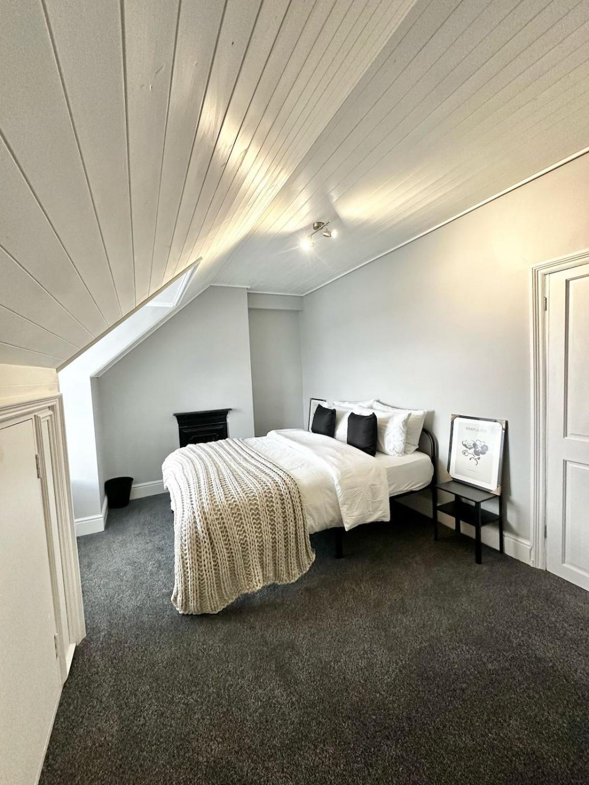 Luxury 5 Bed Salford Free Parking Holiday home Manchester