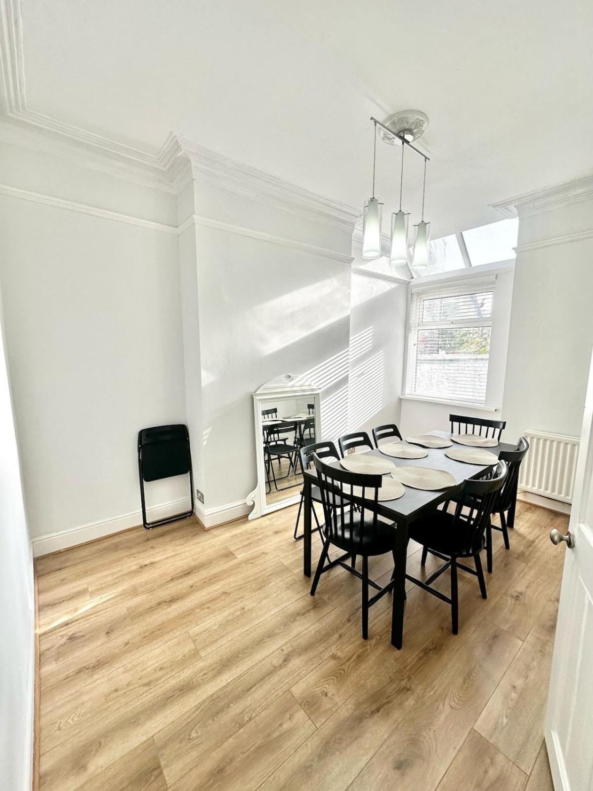 Luxury 5 Bed Salford Free Parking *