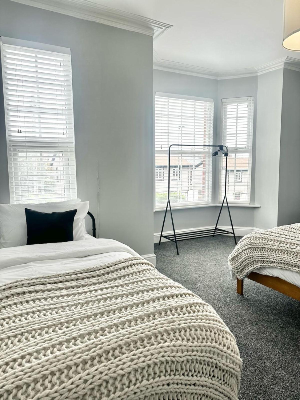 Luxury 5 Bed Salford Free Parking Holiday home