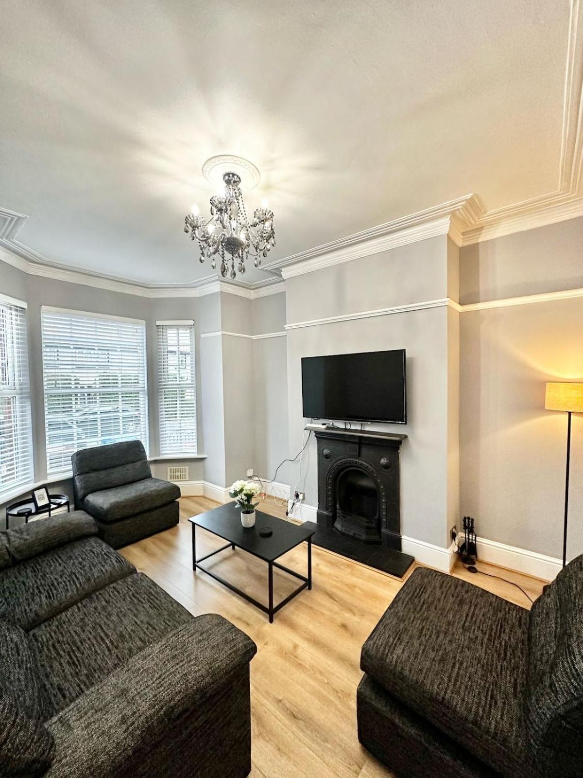 Luxury 5 Bed Salford Free Parking