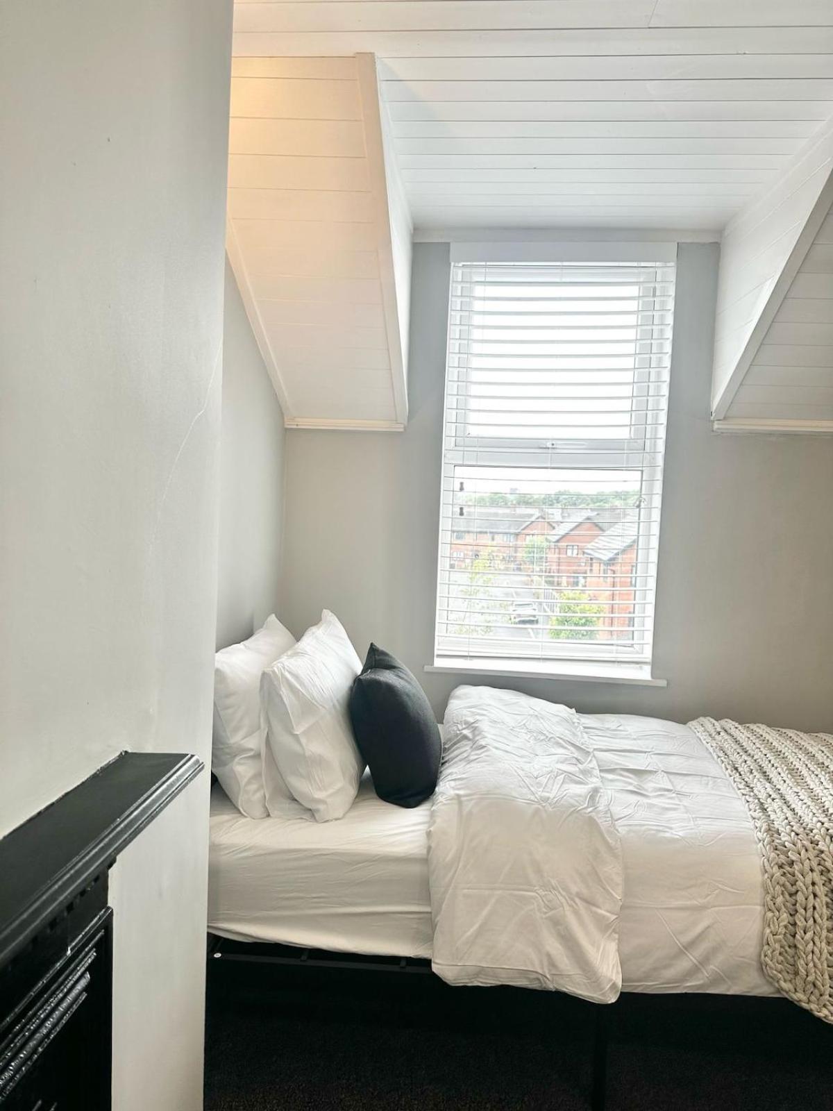 Luxury 5 Bed Salford Free Parking Holiday home *