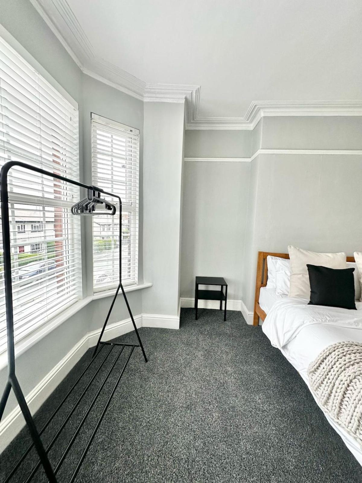 Luxury 5 Bed Salford Free Parking