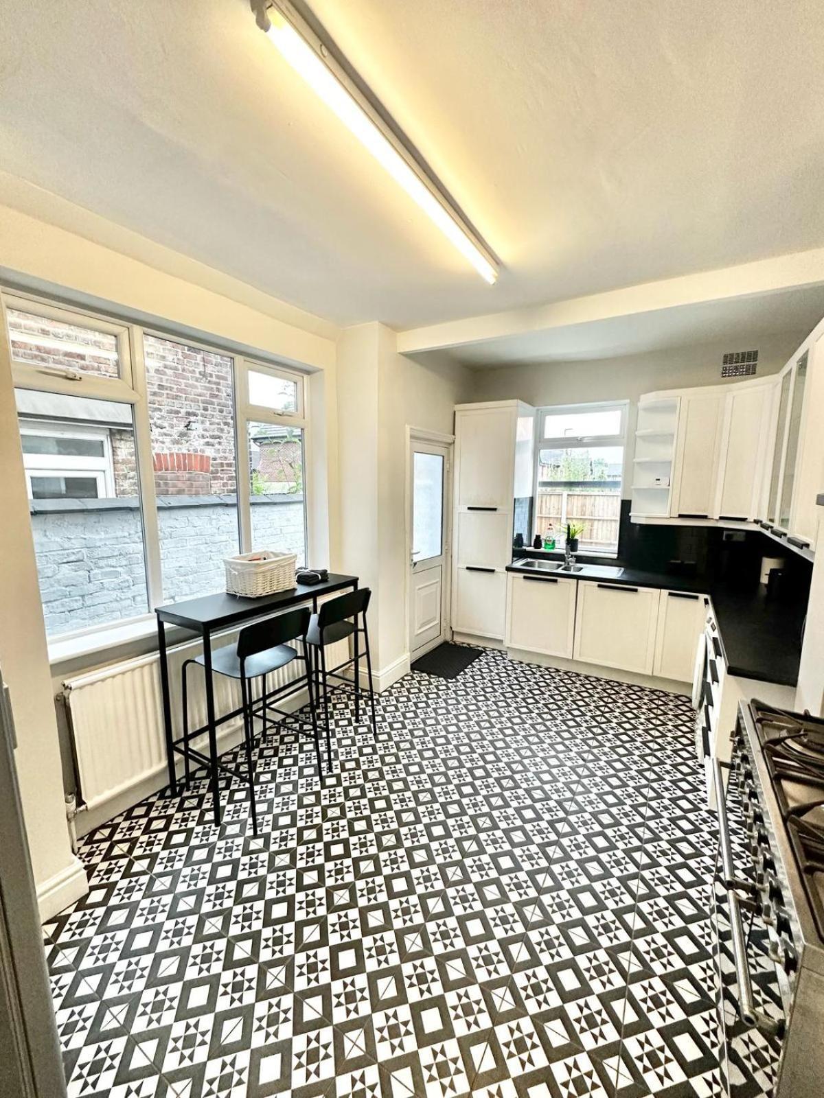 Luxury 5 Bed Salford Free Parking