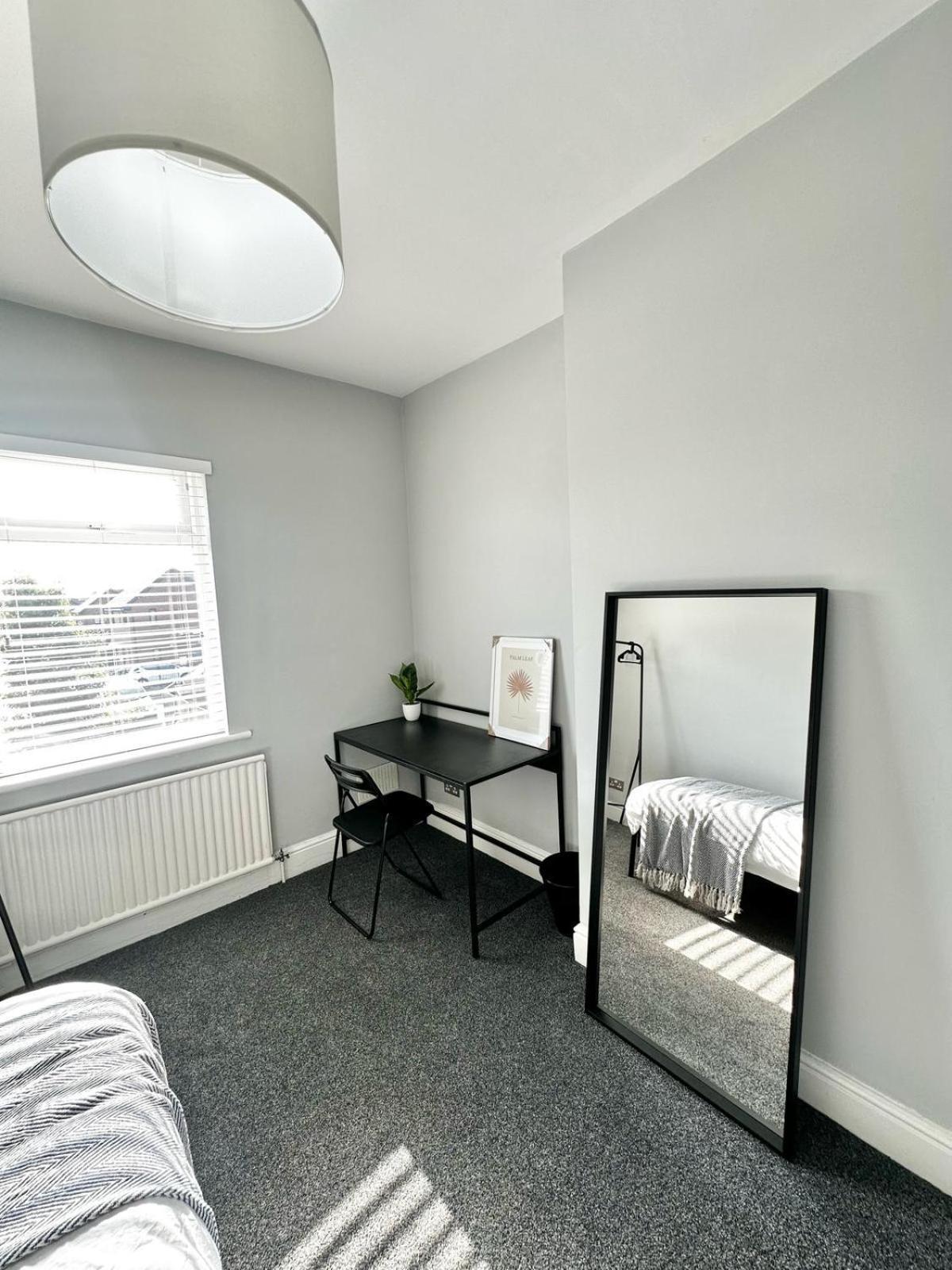 Luxury 5 Bed Salford Free Parking Holiday home
